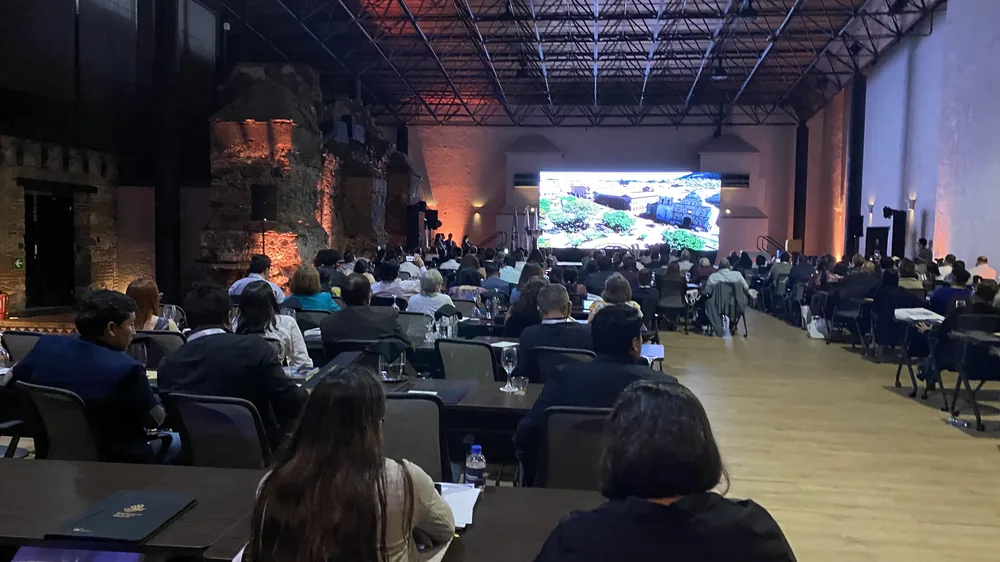 Público de espaldas viendo la proyección en un salón