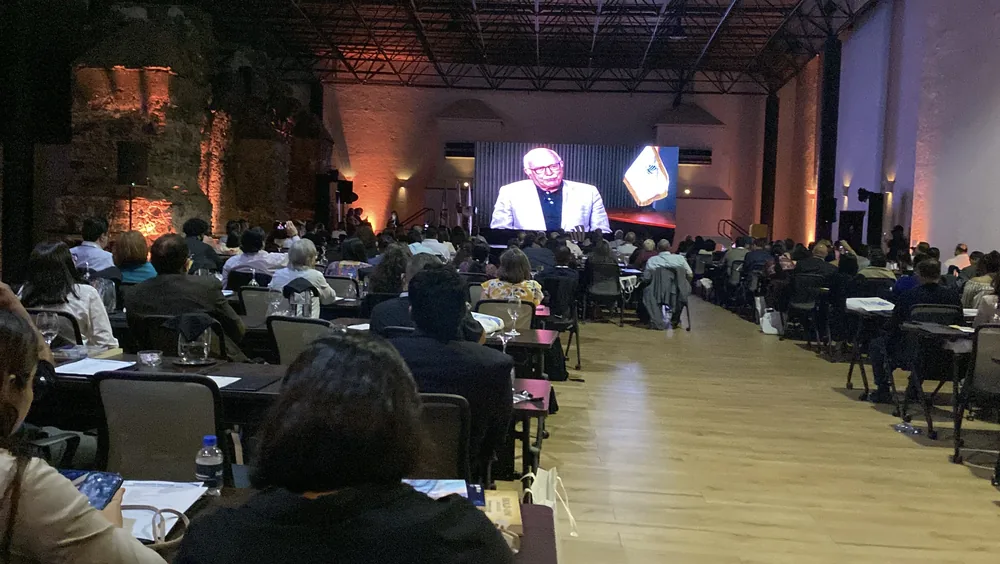 Proyección de una pieza audiovisual ante un auditorio lleno