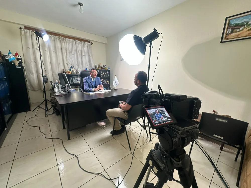 Set de entrevista montado en un despacho, con luz difusa y cámara en trípode