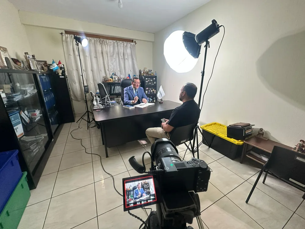 Grabación de entrevista en una oficina institucional